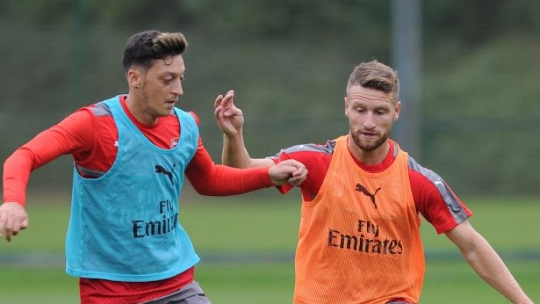 Mustafi ‘ngrit’ në qiell Ozilin