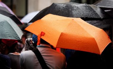 Ministria paguan 17.5 euro për një çadër