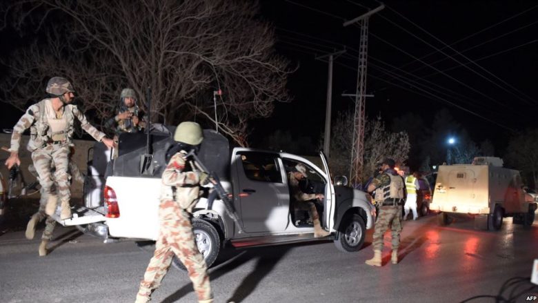 Sulm në xhami, vriten 4 militantë dhe 2 ushtarë në Pakistan