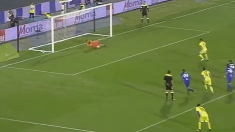 Portieri që priti penaltinë me dorën e thyer (Foto/Video)