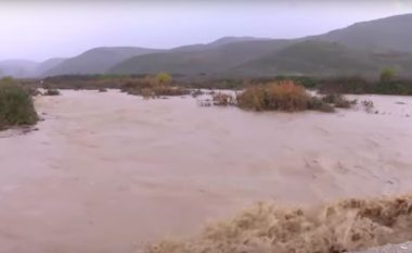 Fshatra në Fier e Vlorë, në rrezik përmbytjeje (Video)