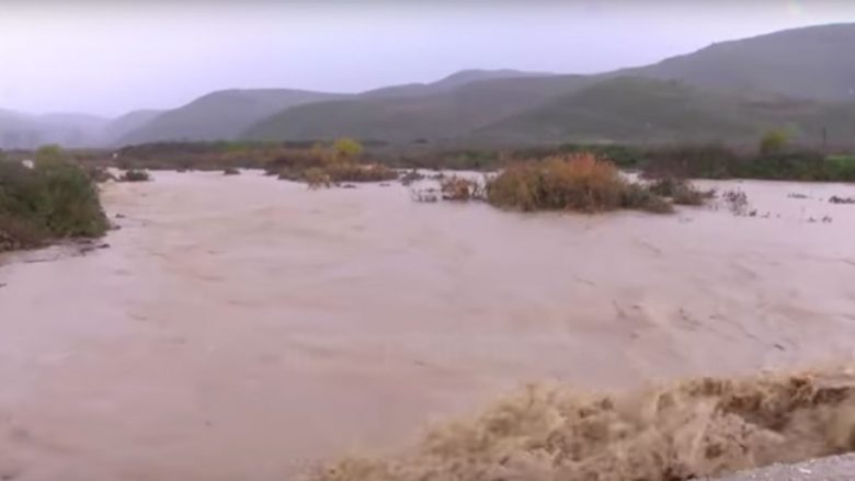 Fshatra në Fier e Vlorë, në rrezik përmbytjeje (Video)