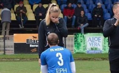 E mahnitshme – Lojtari sllovak i propozon fejesë anësores gjatë ndeshjes së futbollit (Video/Foto)