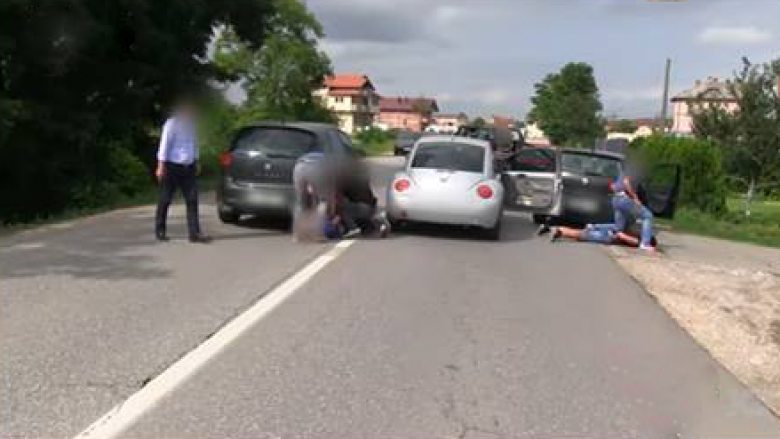 Shikojeni aksionin e arrestimit të policit për transport droge (Video)