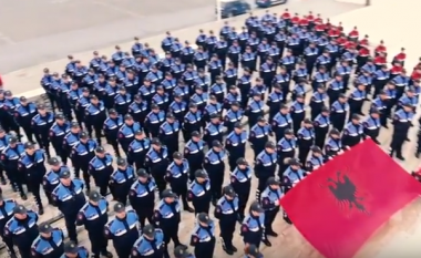 Policia e Tiranës uron festat e nëntorit me “Shqipëri o nëna ime” (Video)