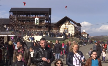 Qindra qytetarë vizitojnë Prekazin (Video)