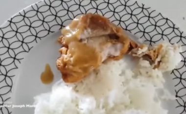 Kujdes ku hani: Bleu mish pule për drekë, brenda lëvizte diçka! (Video)