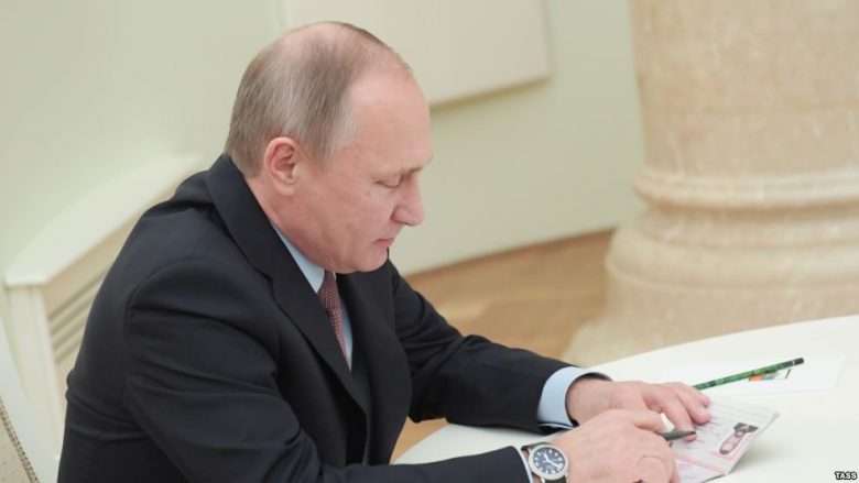 Putin nënshkruan ligjet për bllokimin e portaleve që shajnë qeverinë