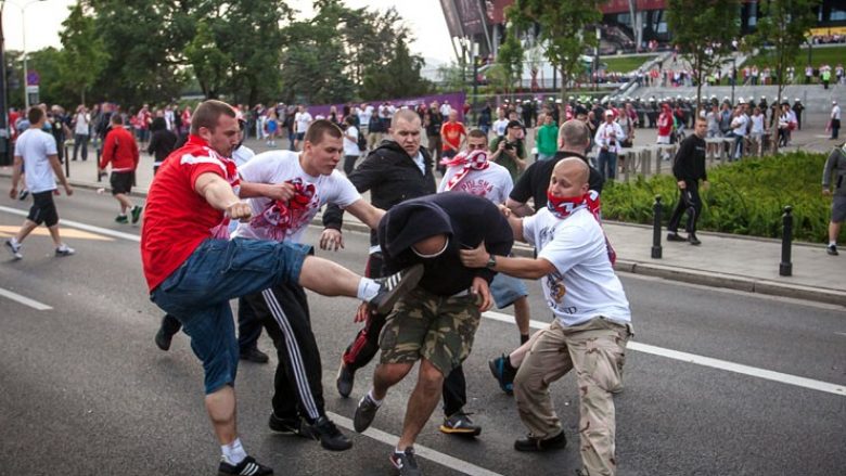 Përleshje mes tifozëve të Juventusit dhe Sevillas, ka të therur me thikë (Video)