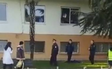 Një person hidhet nga kati i katërt i Qendrës Spitalore në Tiranë (Video)