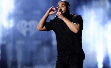 Drake i vetëm përfundon në “strip”