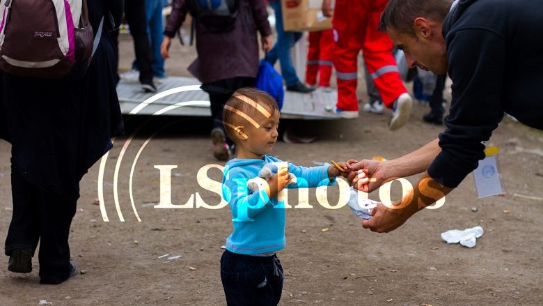 Shpërblehen fotografitë më të mira të refugjatëve në Maqedoni