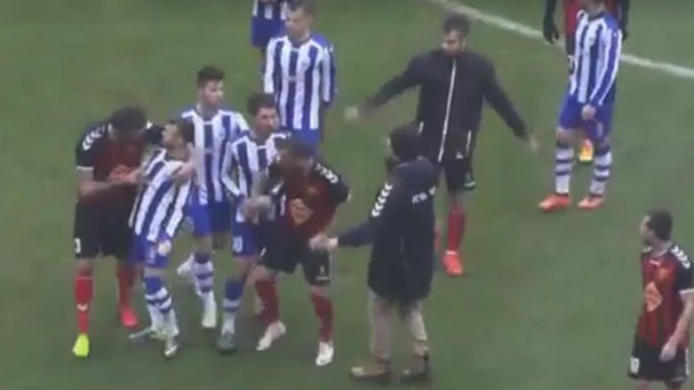 Përleshje mes futbollistëve shqiptarë dhe atyre maqedonas në ndeshjen ndërmjet Vardarit dhe Renovës (Video)