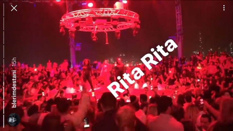 Blerim Destani i pranishëm në koncertin e këngëtares Rita Ora në Dubai. Foto nga Instagram Story.