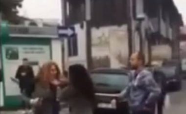 Përleshje ndërmjet një kosovareje dhe një kinezeje në Prizren, shkak sutjenat! (Video)