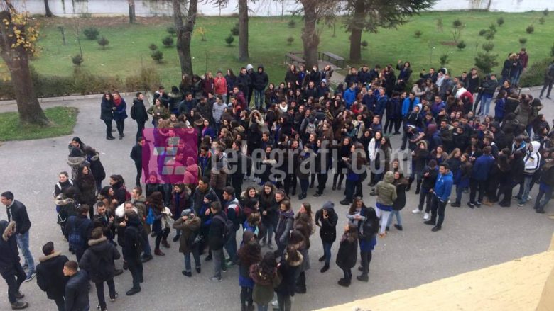 Nxënësit e gjimnazit “Bedri Pejani” në Pejë bojkotojnë mësimin, kundërshtojnë largimin e dy profesoreshave