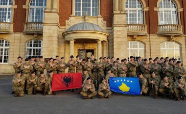 Togerët nga mbarë bota, të mbledhur në Akademinë Mbretërore Sandhurst: Bëjnë shqiponjën për 28 Nëntorin