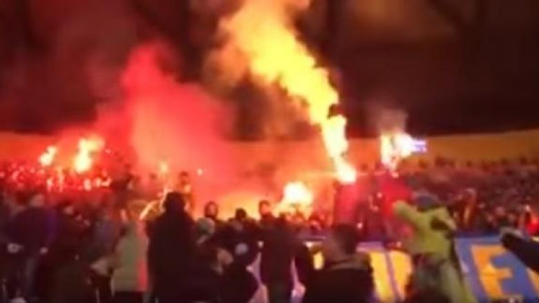 Ukrainasit djegin flamurin serb (Video)