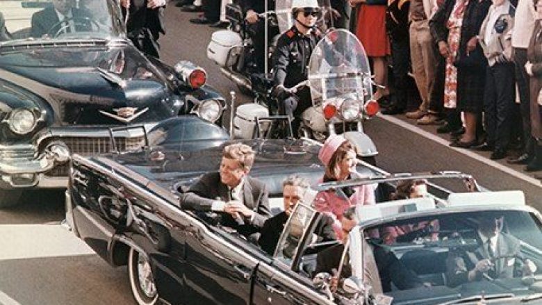 53 vjet pas vrasjes së Kennedy-t, këto janë tri teoritë konspirative më të pazakonta (Video)