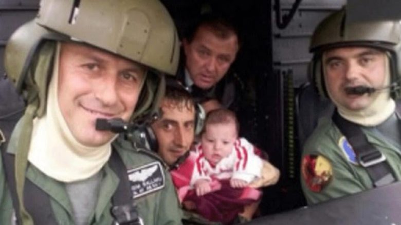 Forcat Ajrore shpëtojnë foshnjën dhe familjen e saj në Burrel (Video)