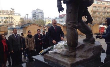 Haradinaj bëri homazhe te shtatorja e Zahir Pajazitit dhe varri Ibrahim Rugovës