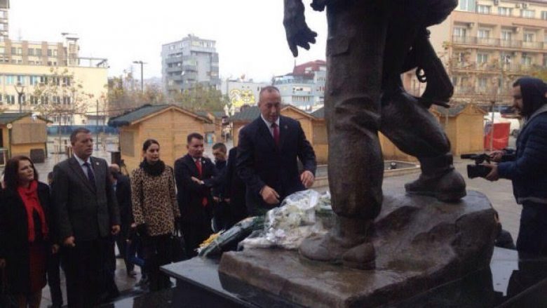 Haradinaj bëri homazhe te shtatorja e Zahir Pajazitit dhe varri Ibrahim Rugovës