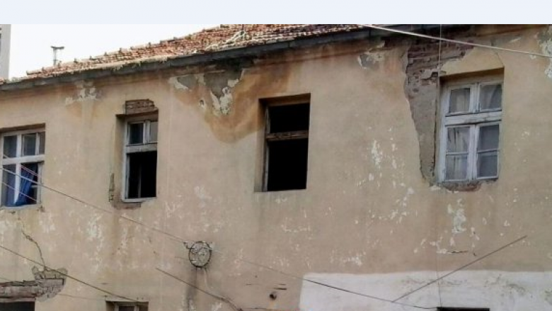Katër familje rrezikohen nga shembja e ndërtesës ku banojnë