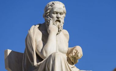 Pezullimi i Sokratit: Si e vulosi filozofi i madh, fatin e vet me komedi?