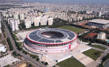 Në stadiumin ku luhet ndeshja Turqia-Kosova, luan ish-ylli i Interit dhe Barcës (Foto)