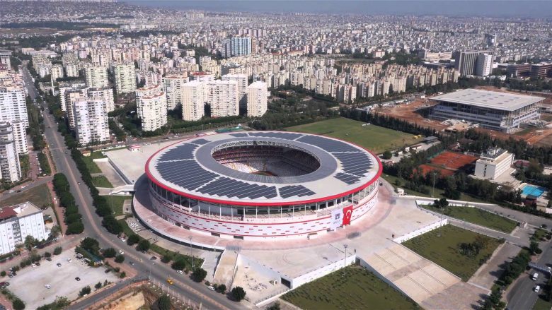 Në stadiumin ku luhet ndeshja Turqia-Kosova, luan ish-ylli i Interit dhe Barcës (Foto)