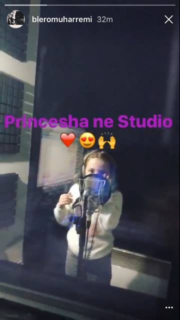 Tara duke inçizuar këngën e saj të parë në studion e babait. Foto nga Instagram Story.