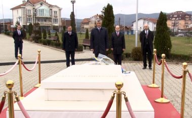 Thaçi homazhe te varri i Rugovës: Ishte personalitet sakrifikues