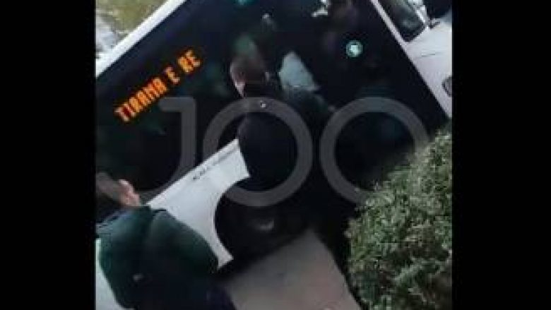 “Revoltë” ndaj urbanëve në Tiranë: Qytetarët marrin “peng” autobusin (Video)