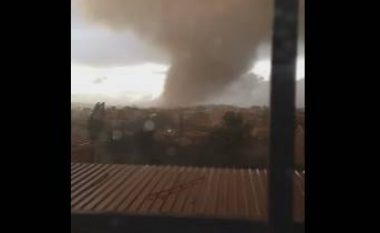 Një tornado e fuqishme përfshiu Romën, shihni pamjet drithëruese (Video)