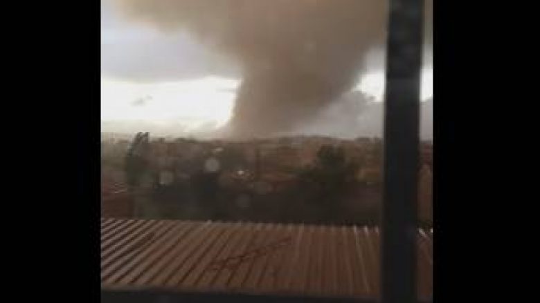 Një tornado e fuqishme përfshiu Romën, shihni pamjet drithëruese (Video)