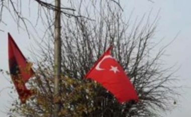 Qytetarë të mllefosur, nga Kosova e Shqipëria: Për 28 Nëntor, në një vend valojnë flamuri shqiptar edhe ai turk! (Video)