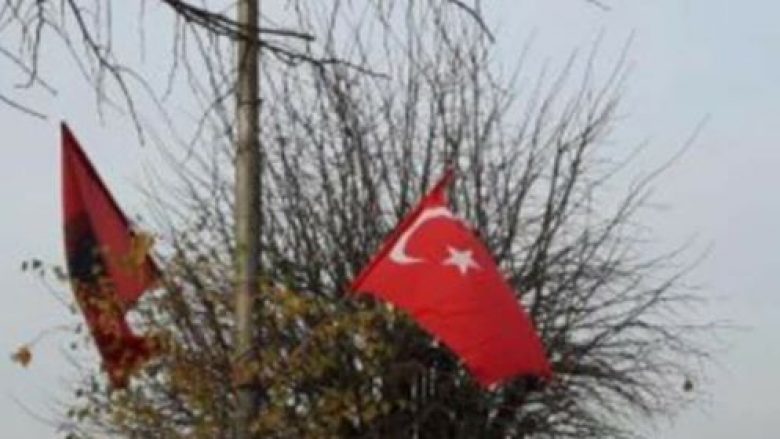 Qytetarë të mllefosur, nga Kosova e Shqipëria: Për 28 Nëntor, në një vend valojnë flamuri shqiptar edhe ai turk! (Video)