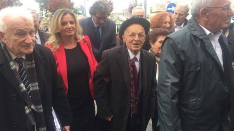 Tirana nderon Adem Demaçin me titullin “Qytetar Nderi”