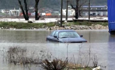 Ujërat rrëmbejnë makinën, vdes 42-vjeçari në Klos