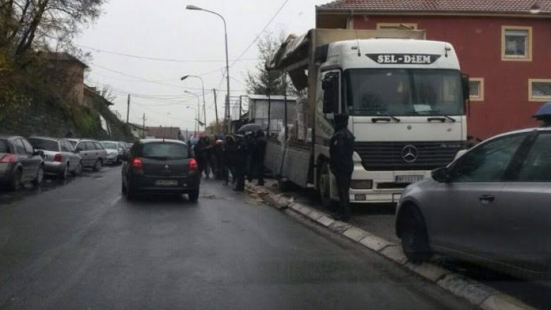 Persona me maska e të armatosur “avullojnë” kamionin në sy të policisë!