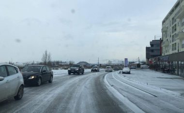 Komuna e Prishtinës thotë se bora nuk “i zuri në befasi”, ua lë fajin vozitësve për bllokim të komunikacionit