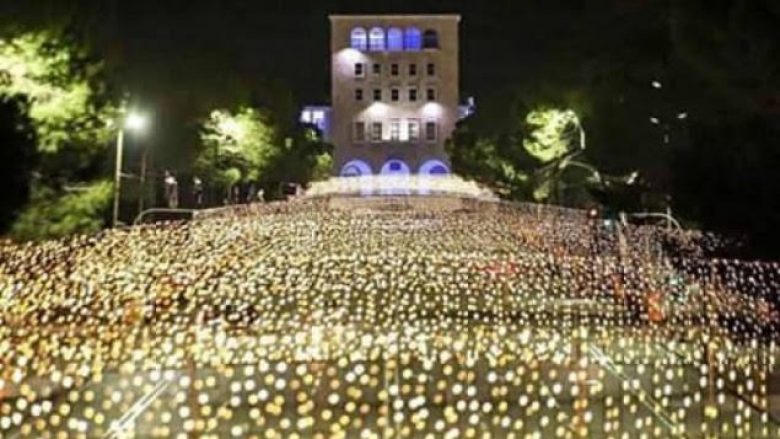 Tirana zbukurohet për festat e fundvitit