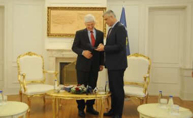Thaçi dekoroi gjeneralin Reinhardt me Medaljen Ushtarake për Shërbim në Kosovë