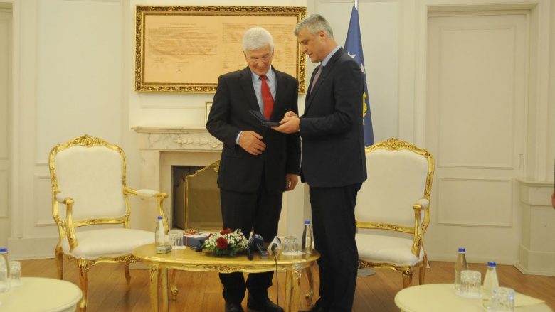 Thaçi dekoroi gjeneralin Reinhardt me Medaljen Ushtarake për Shërbim në Kosovë