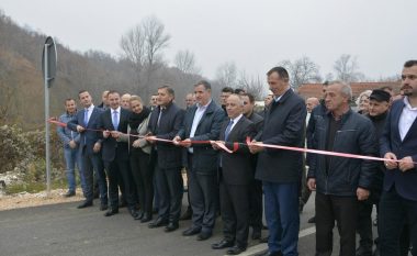 Ministri Zharku përuroi asfaltimin e fazës së parë të rrugës Deçan – Kozhnjerë (Foto)