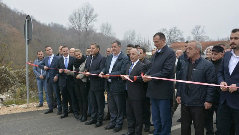 Ministri Zharku përuroi asfaltimin e fazës së parë të rrugës Deçan – Kozhnjerë (Foto)