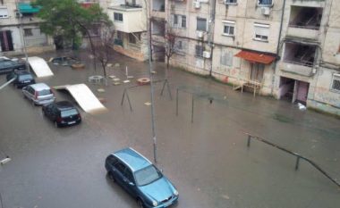 Përmbytje në Gjirokastër, paralizohet trafiku