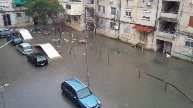 Përmbytje në Gjirokastër, paralizohet trafiku