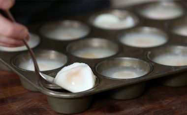 Ka vënë vezët në kallëp biskotash: Trukun gjenial të gjellëbërësit shfrytëzojeni vazhdimisht! (Video)