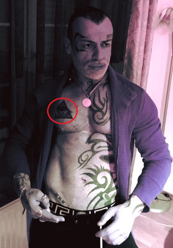 Fotografia e publikur nga Vali Corleone, me të kuqe është shënuar tatuazhi me simbolin e "Illuminatit". Foto nga: Facebook.